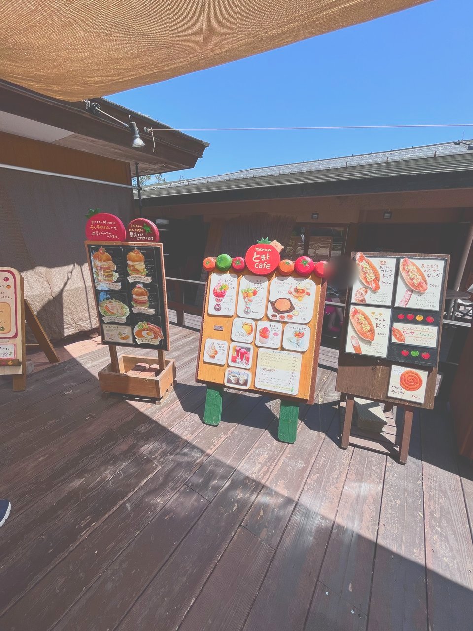 とまとcafeの前に並ぶメニュー看板