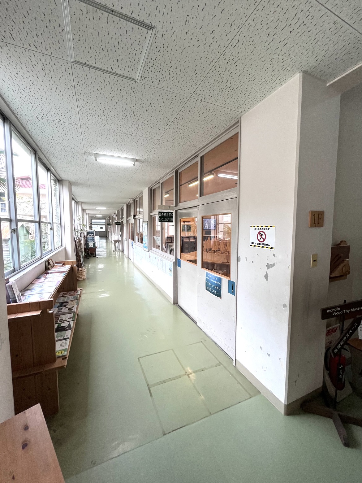 元の小学校の廊下がそのまま残っている