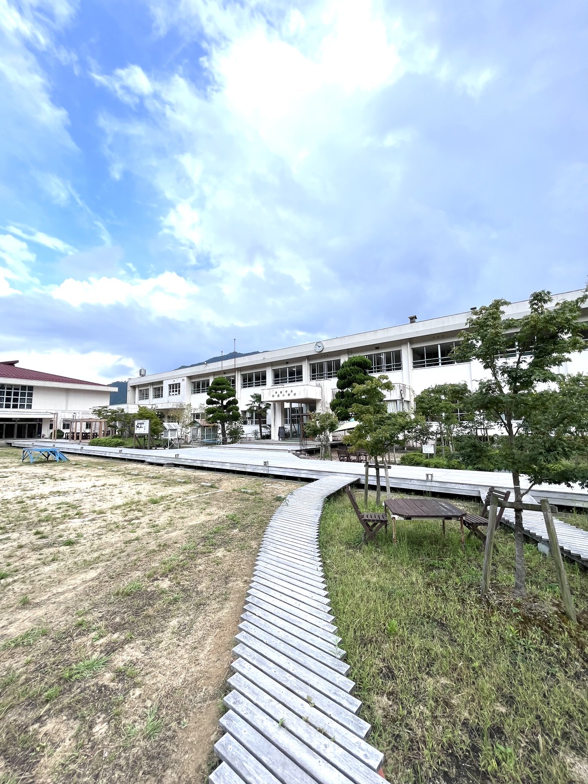 旧神楽小学校の校舎と木道