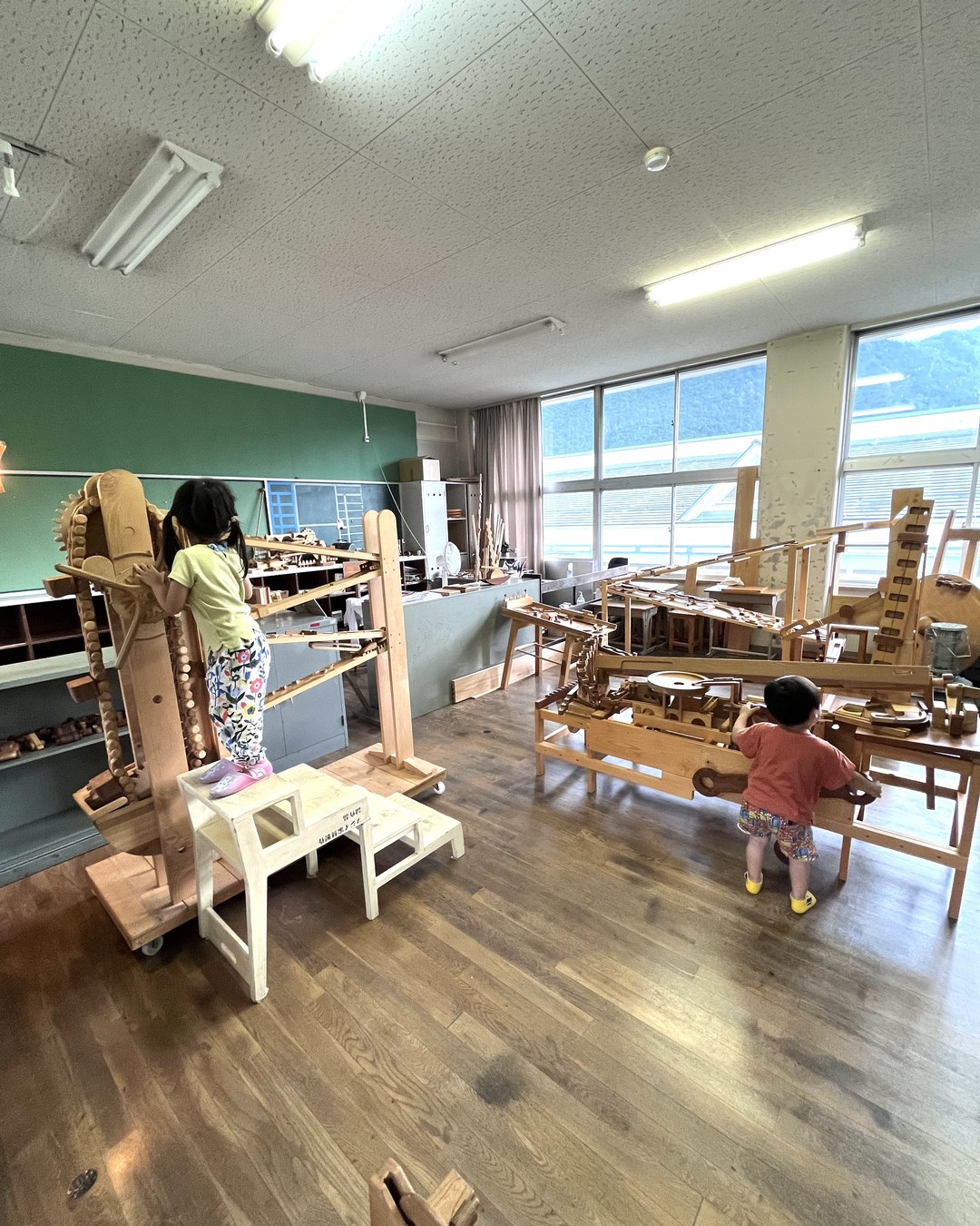 木製の玉転がし装置が教室いっぱいに置かれている