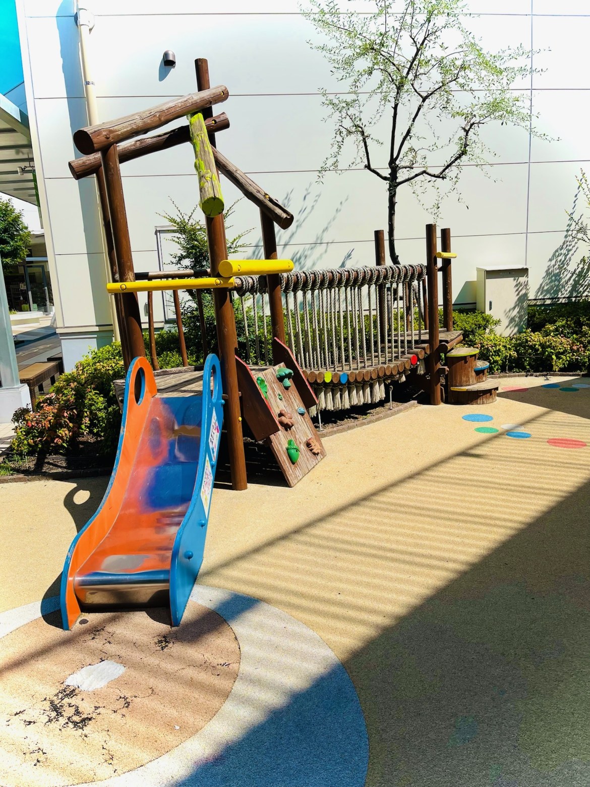もりのみやキューズモールBASEは無料で遊べる?屋上ランニングトラックと1歳が遊べた遊具