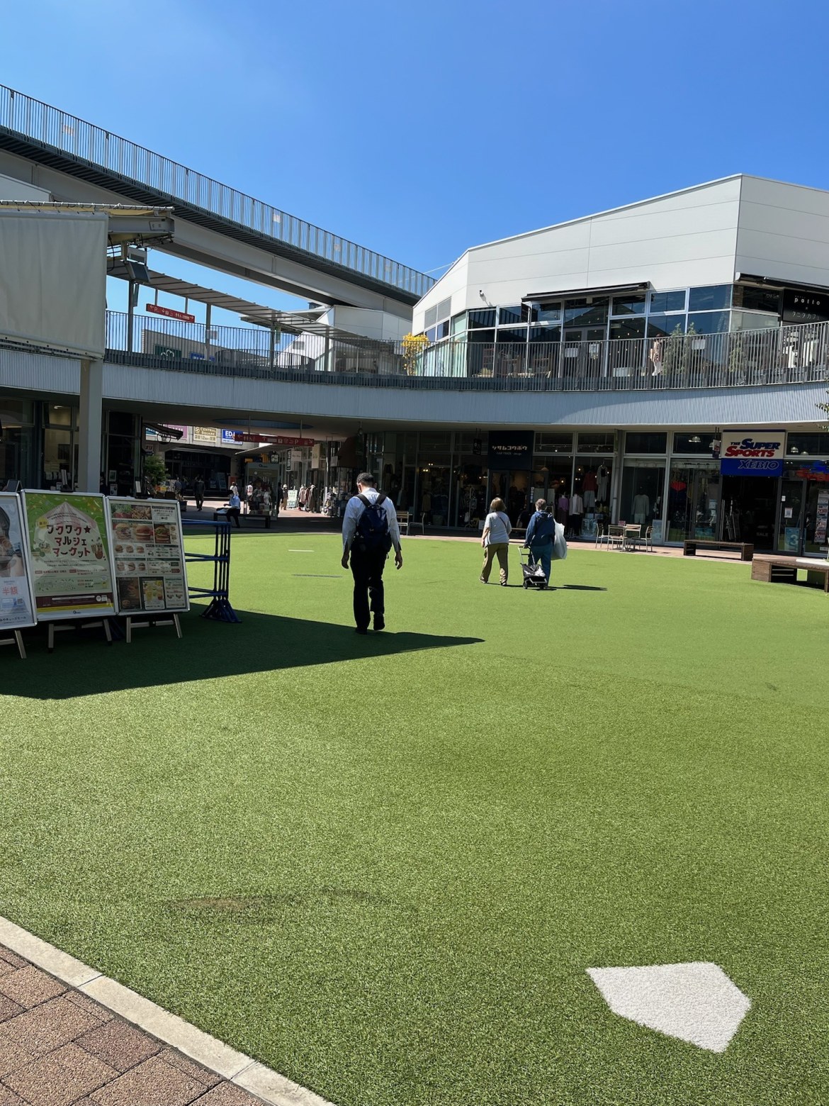 人工芝の広場とまわりの店舗