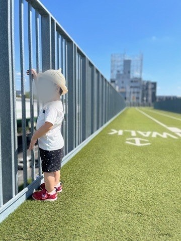 WALKレーンの柵ぎわに立つ子ども