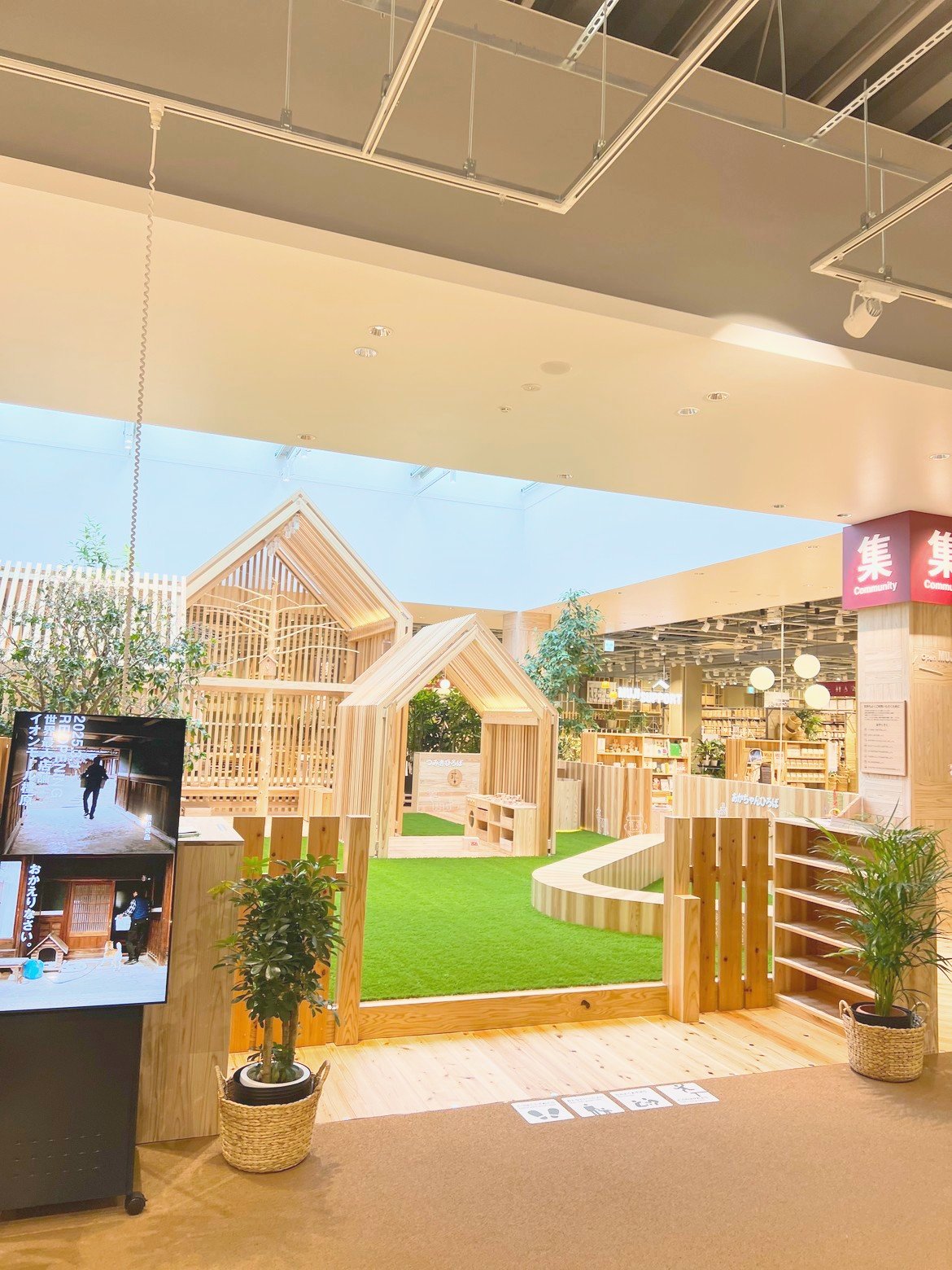 人工芝と木製の小屋が並ぶ「みんなの集会場」