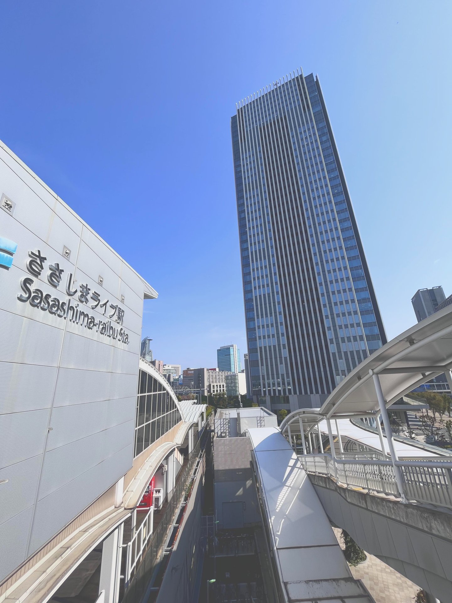 ささしまライブ駅と名古屋プリンスホテル スカイタワーの外観