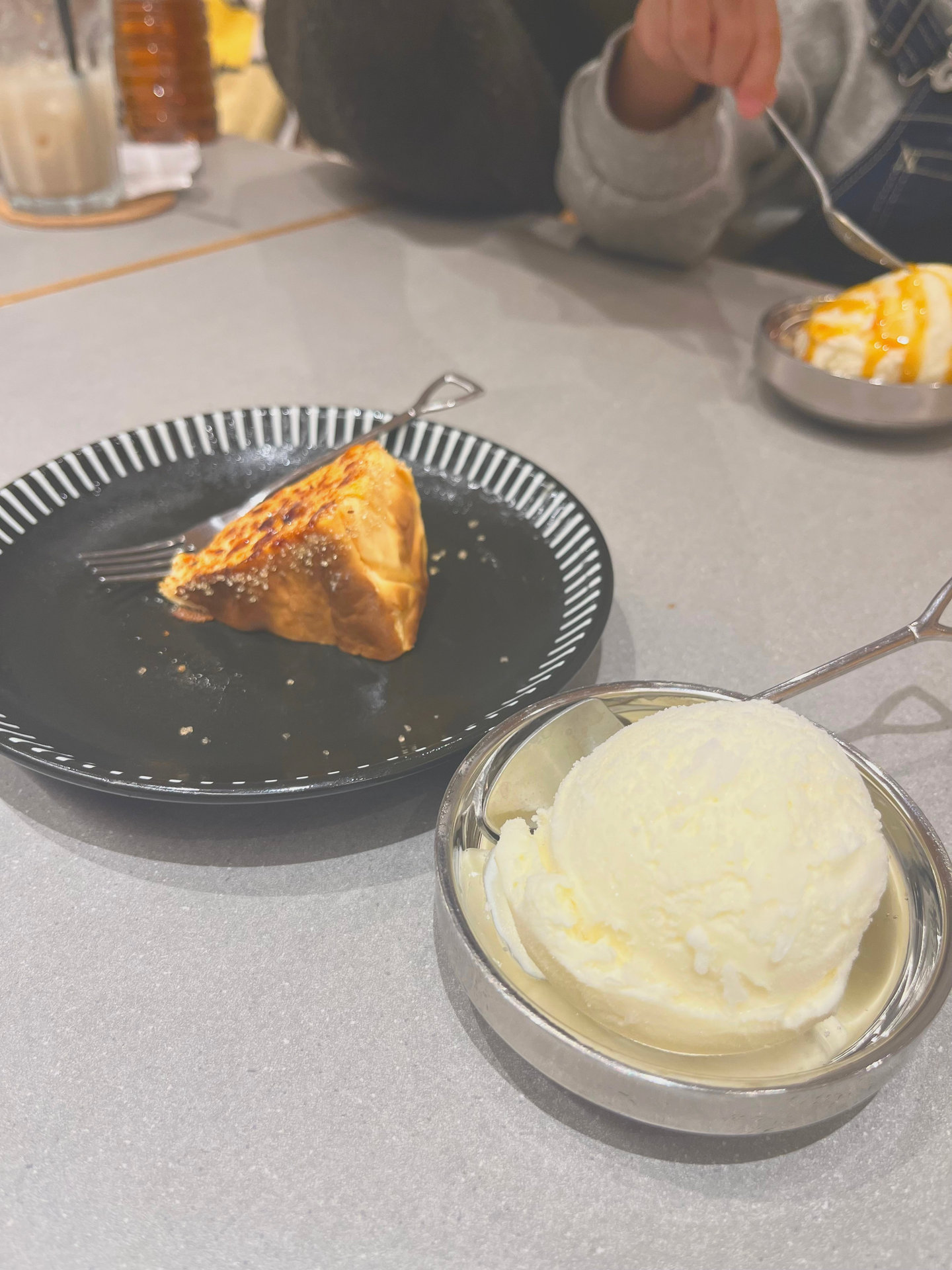 お皿のデザートと器に盛られたアイスクリーム