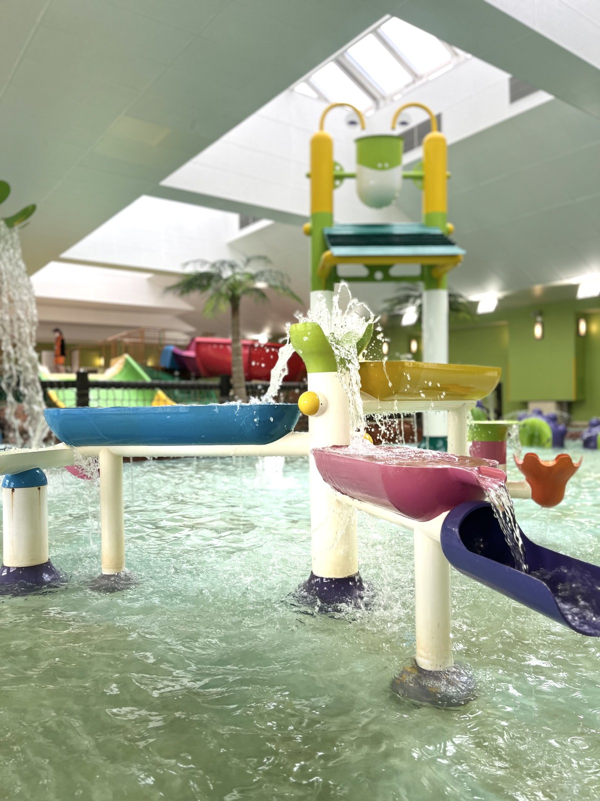 幼児向けの水がこぼれる仕掛け遊具