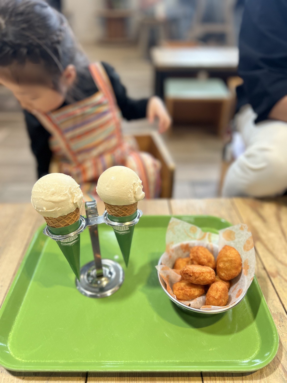 緑のトレーに乗ったソフトクリームとナゲット
