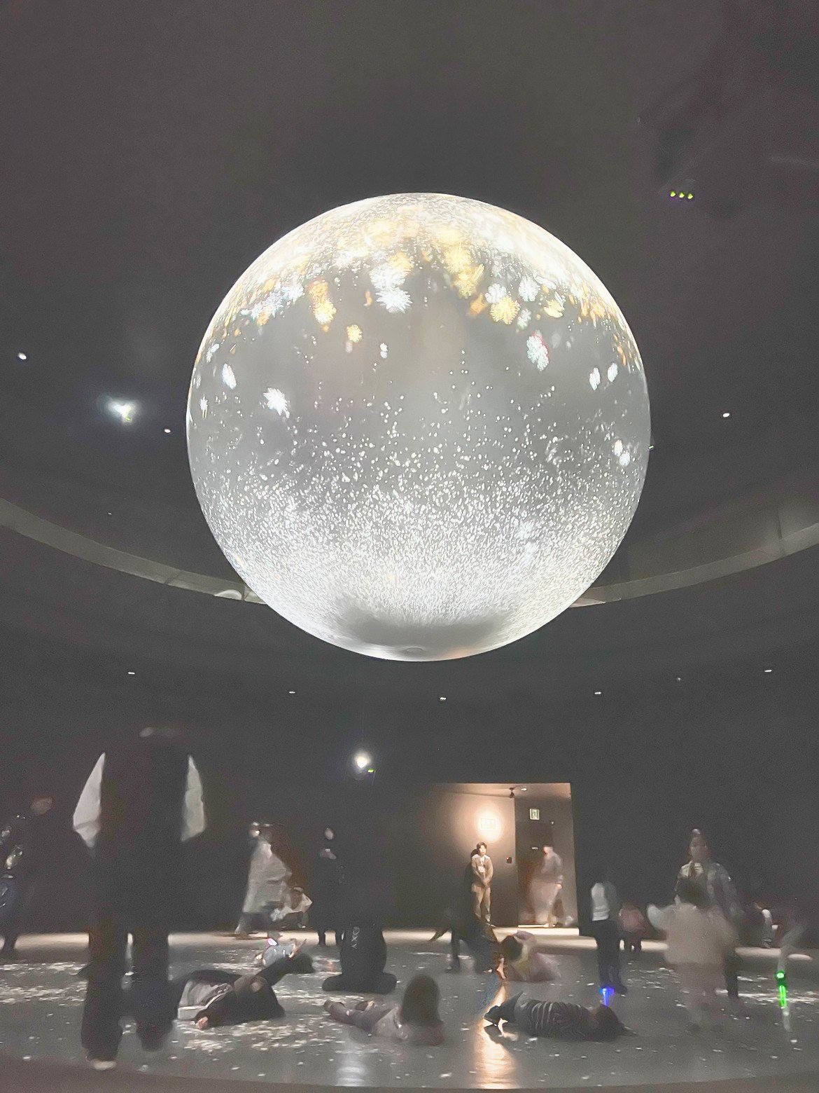 光の球体が浮かぶ「うごき」の展示室