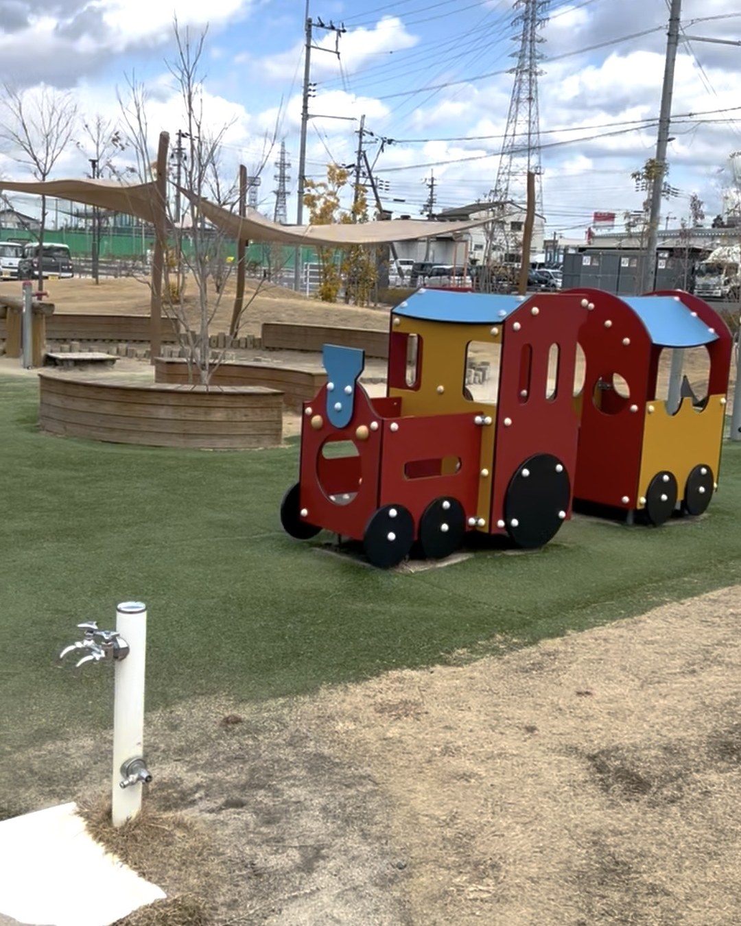 屋外広場の汽車の形をした遊具