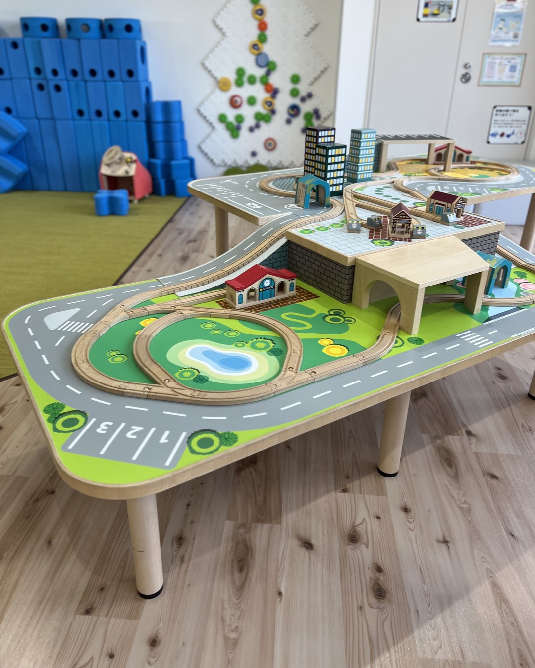 木のレールと道路が組まれた大きな遊びテーブル