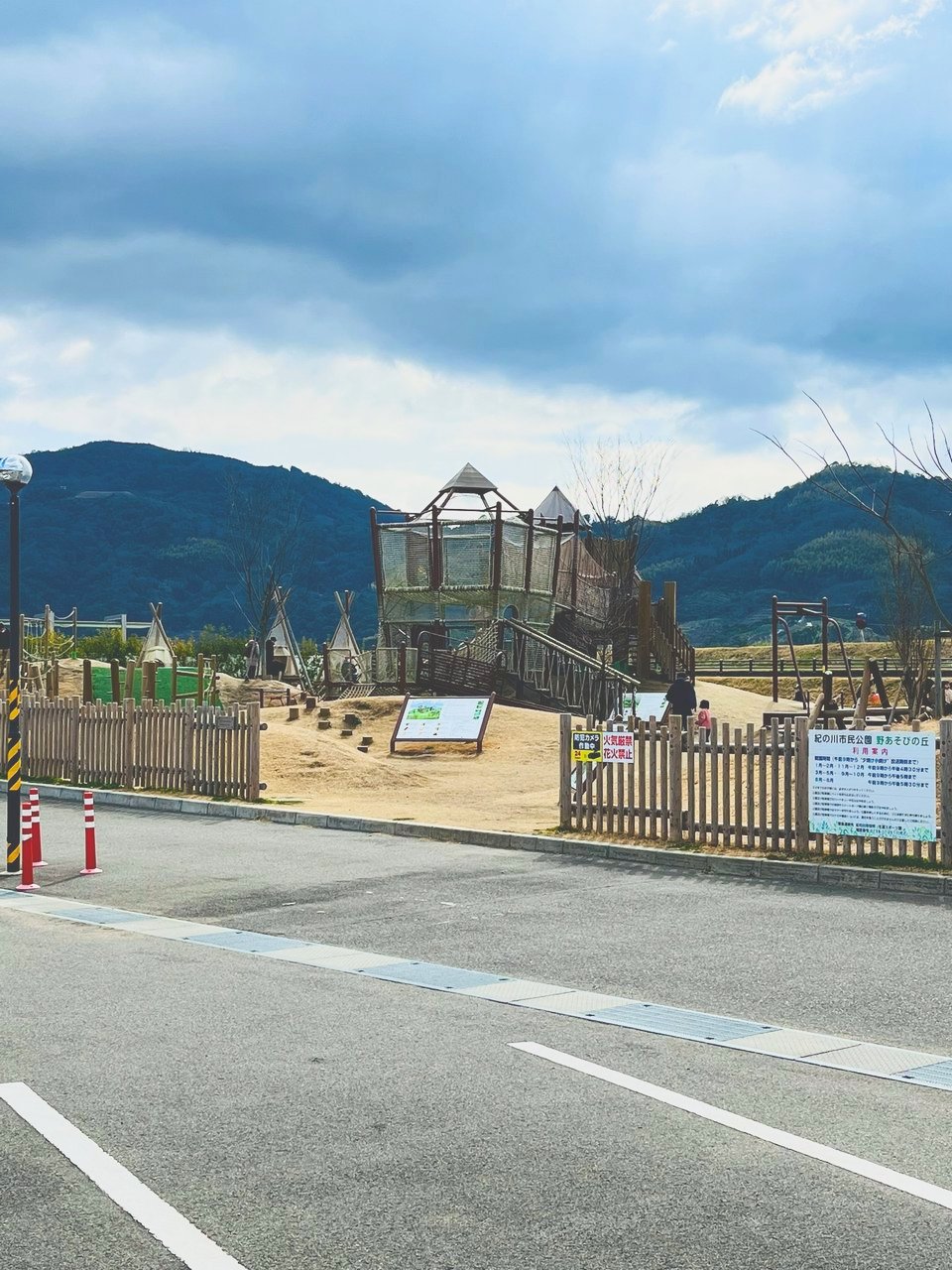 野あそびの丘(紀の川市)は子連れで楽しめる?めずらしい大型遊具と小さい子向けの遊具がある無料の公園