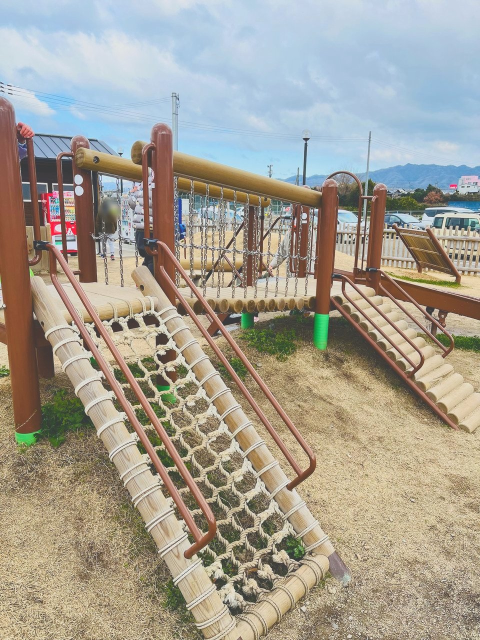 低い位置にネットやつり橋がついた小さい子向けの遊具