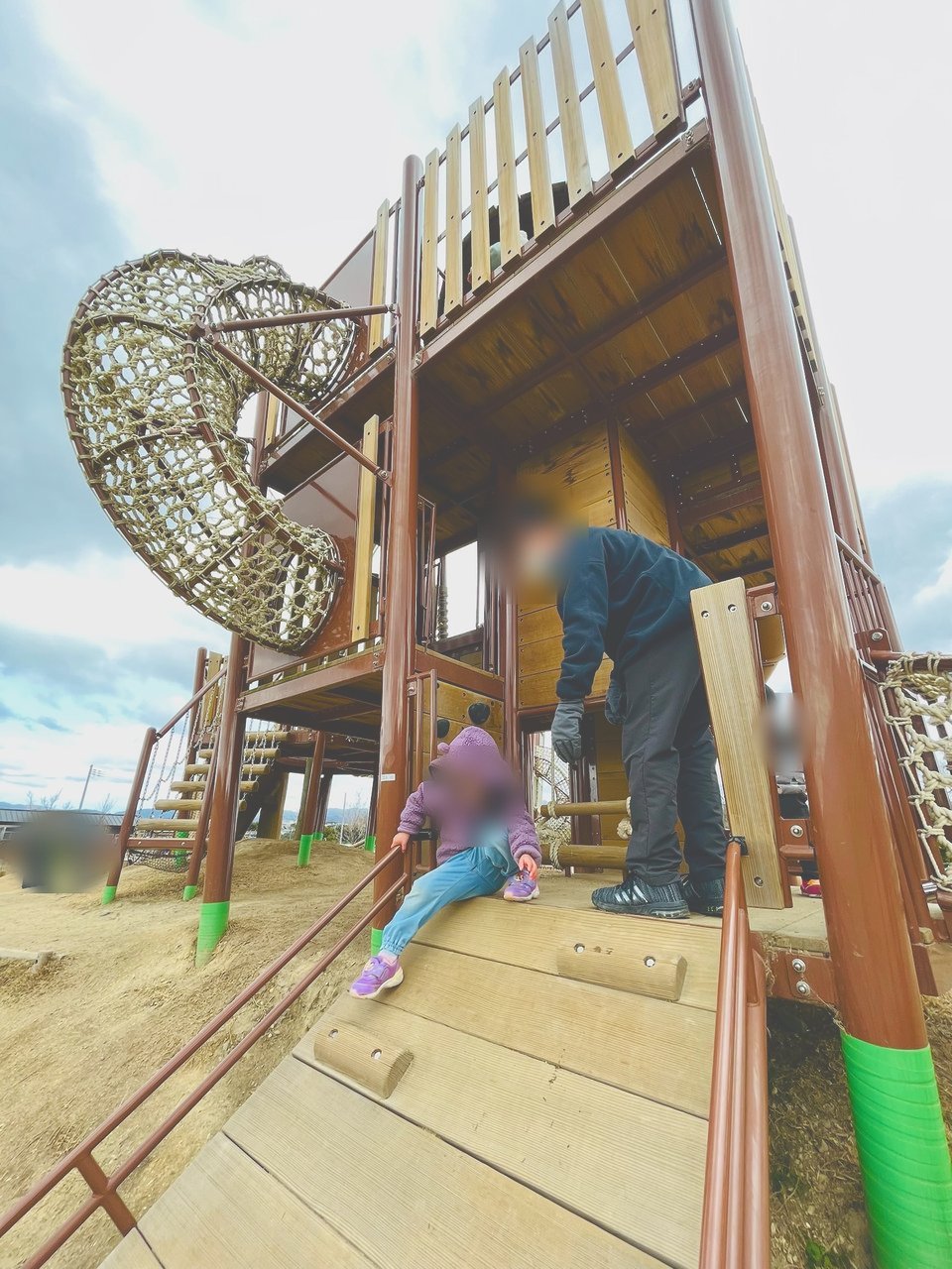 塔の遊具の出口で、パパに見守られながら降りる子ども