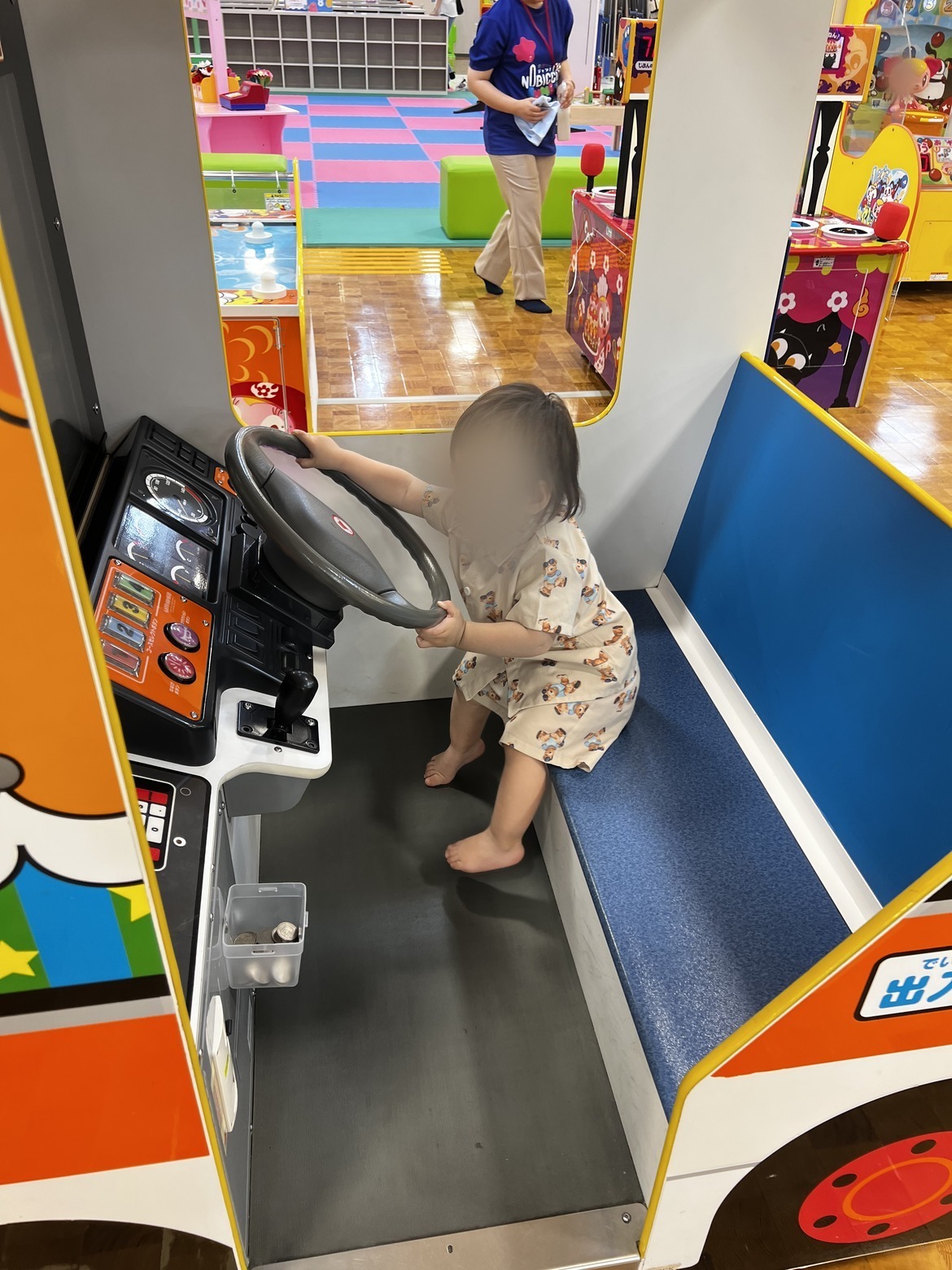 ゲームコーナーの乗り物型ゲーム機