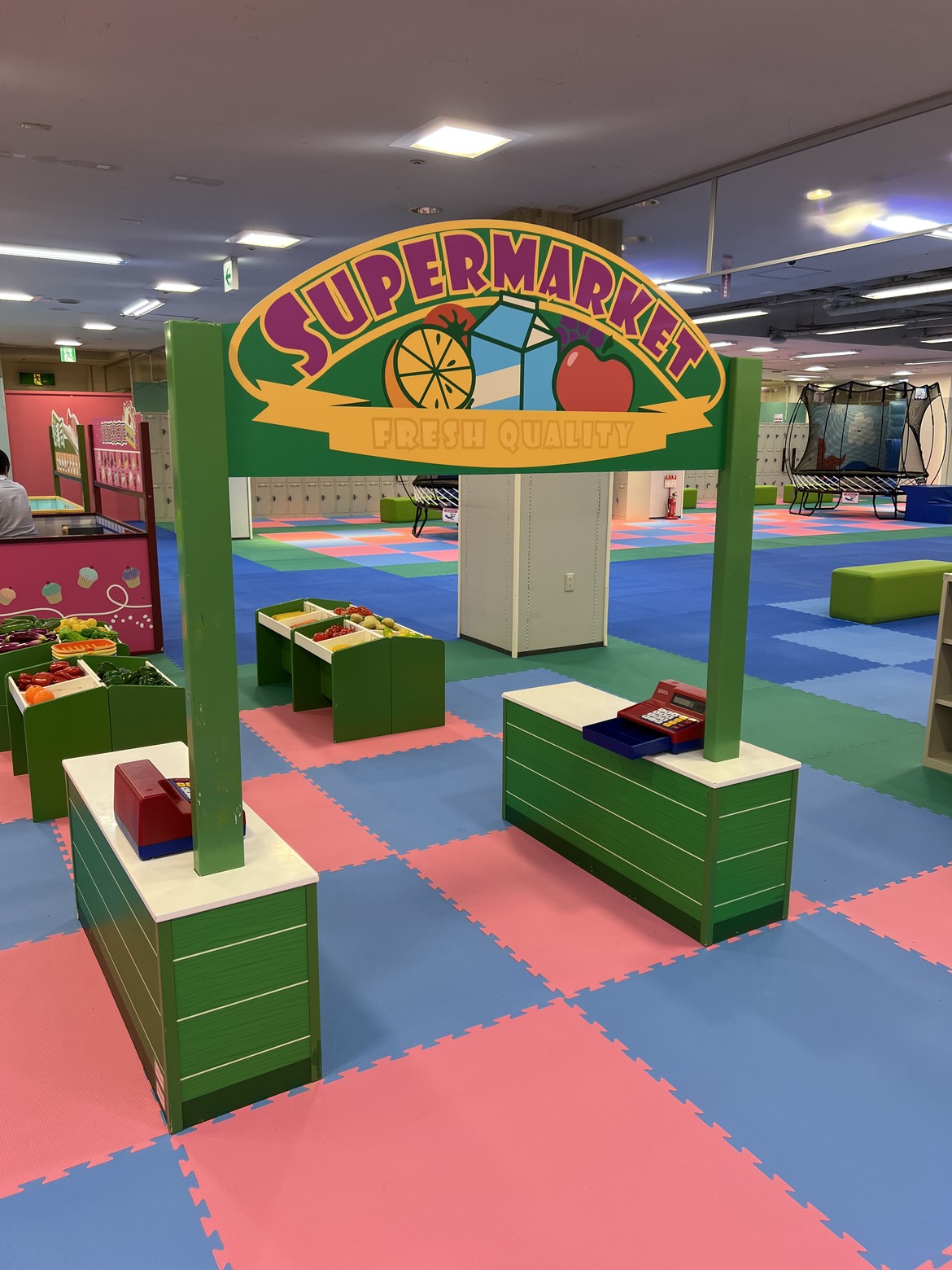 「SUPERMARKET」の看板が立つごっこ遊びのコーナー