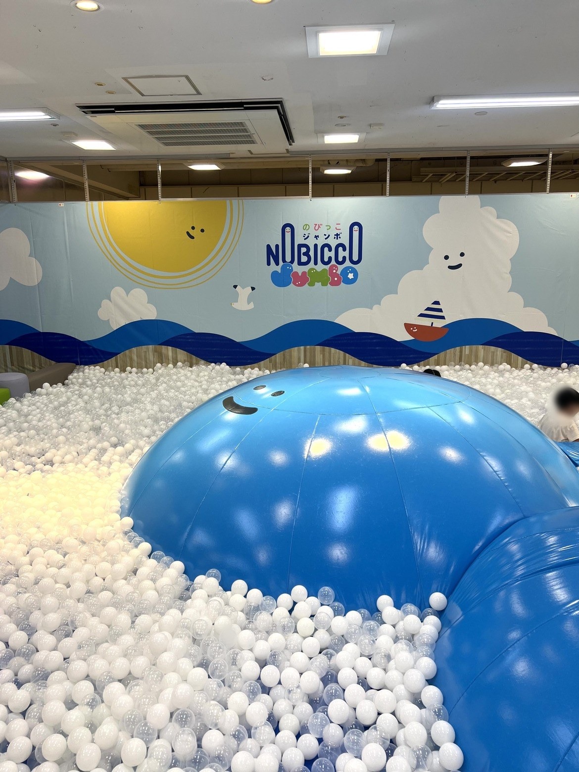 「NOBICCO JUMBO」の壁画の前に広がる白いボールプール