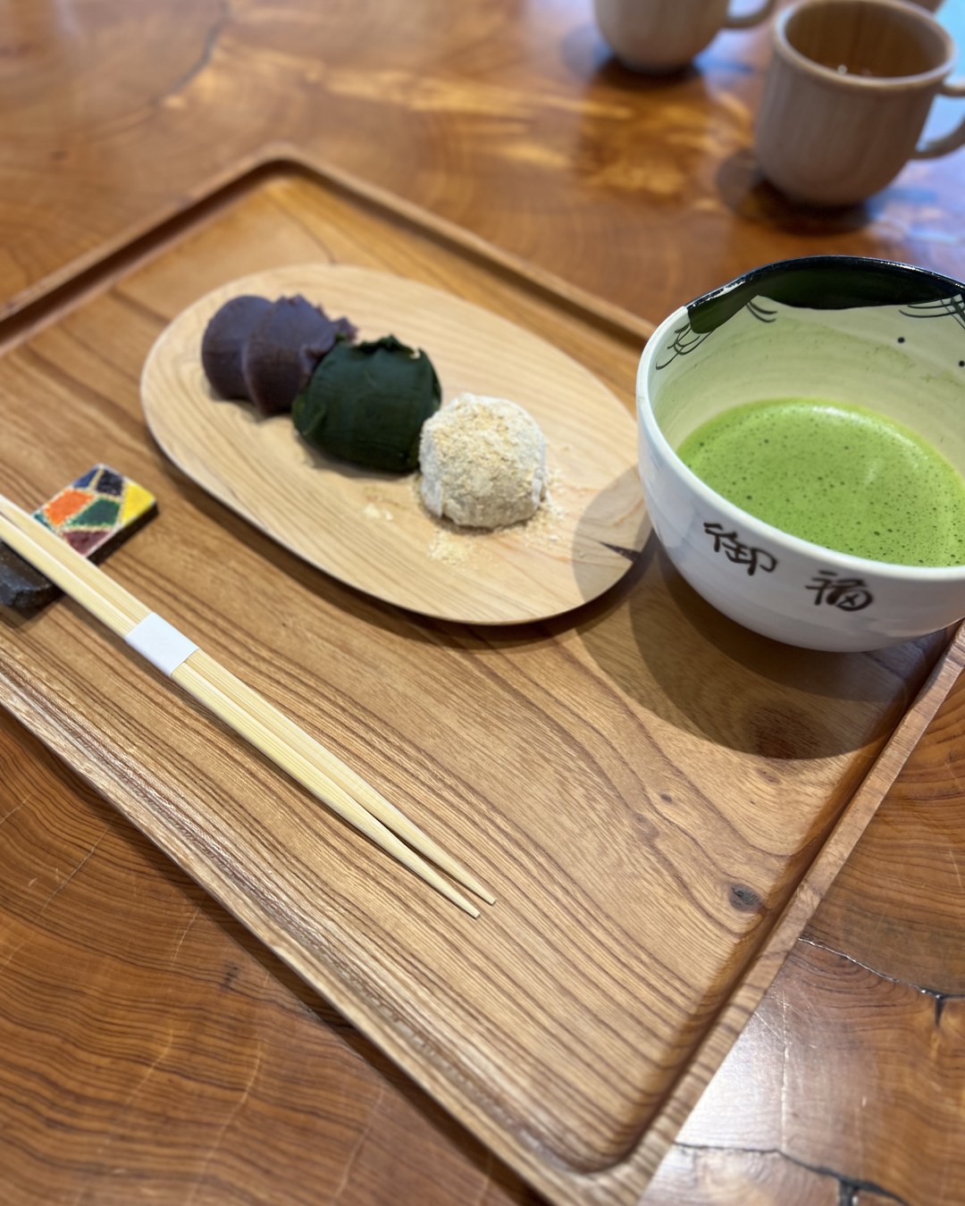お福餅 甘味処(伊勢・二見)に子連れで入ってみた|一枚板のテーブルと子ども用の椅子、3種盛りは抹茶付き
