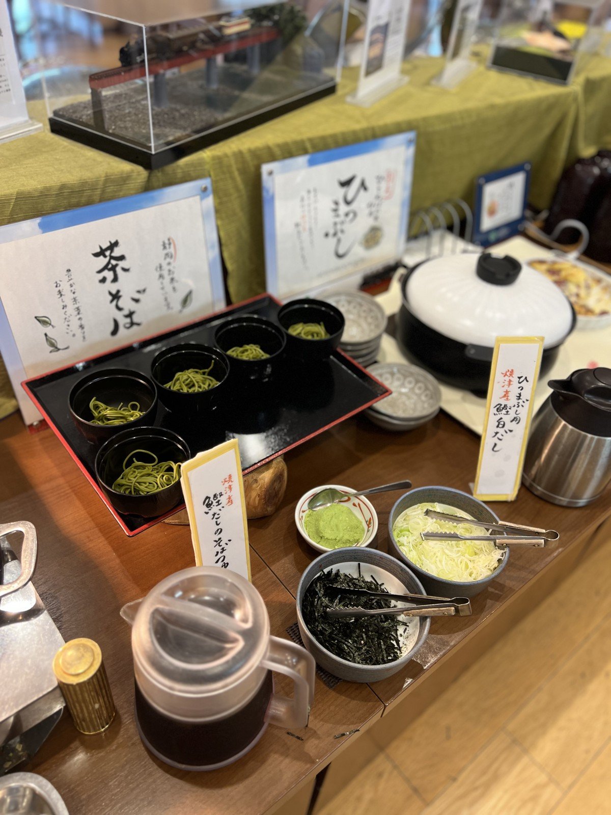「茶そば」と「ひつまぶし」のコーナー。焼津産の鰹だしのそばつゆ