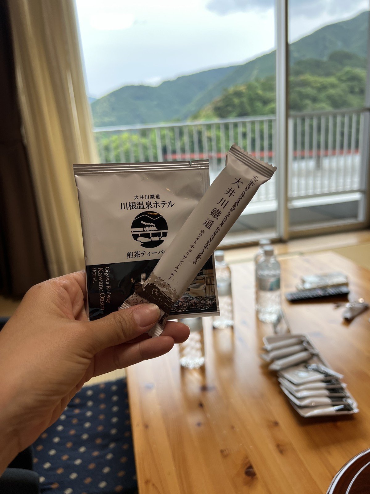 「川根温泉ホテル」の煎茶ティーバッグと「大井川鐵道」のクッキー