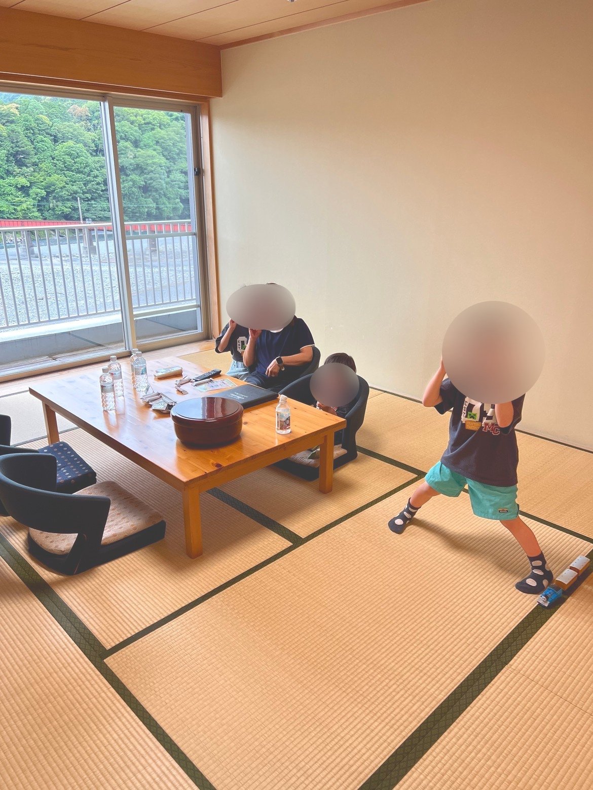 大井川を望む広い和室でくつろぐ家族