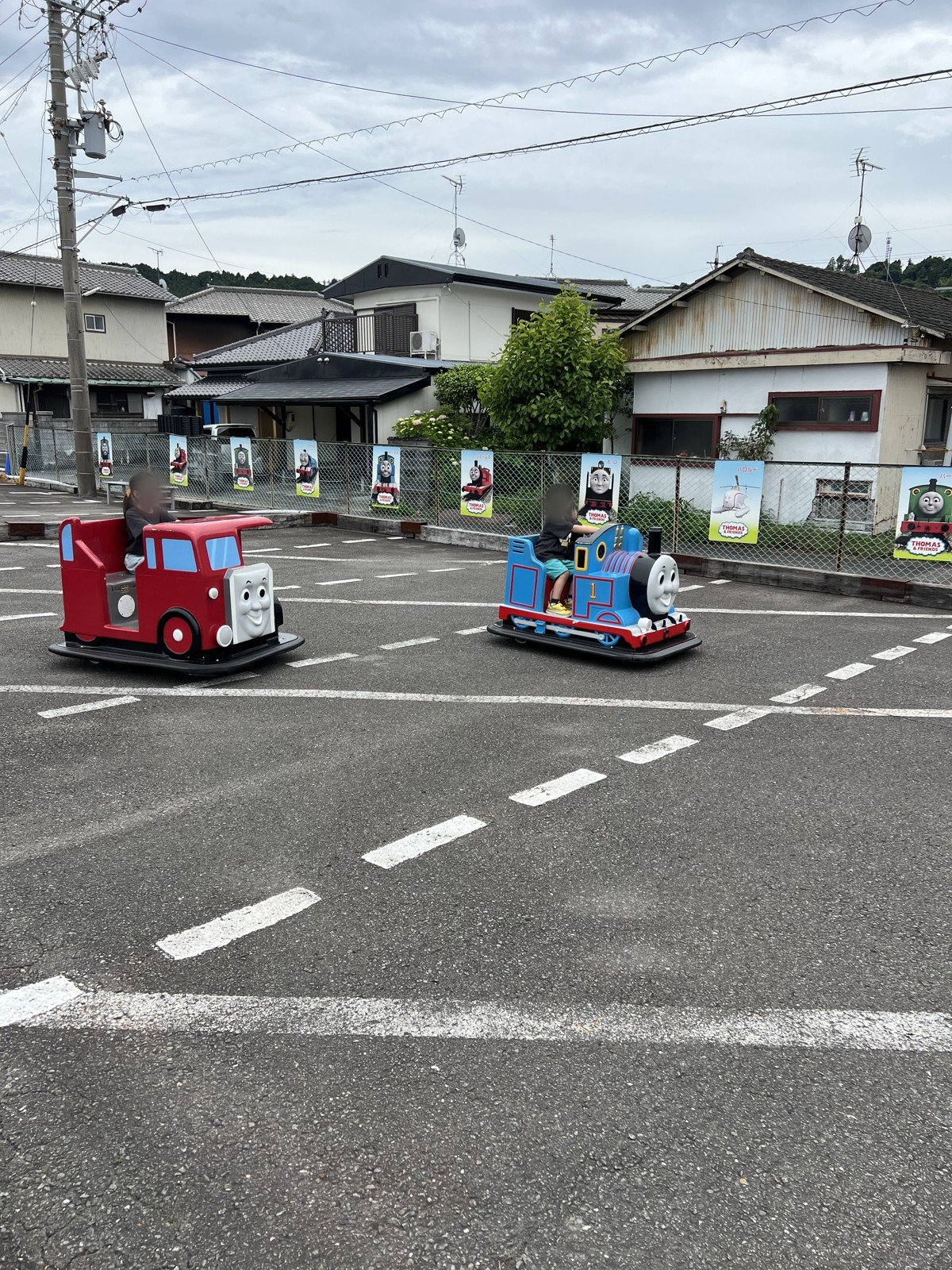 トーマスと赤い車の形のバッテリーカーに乗る娘と息子