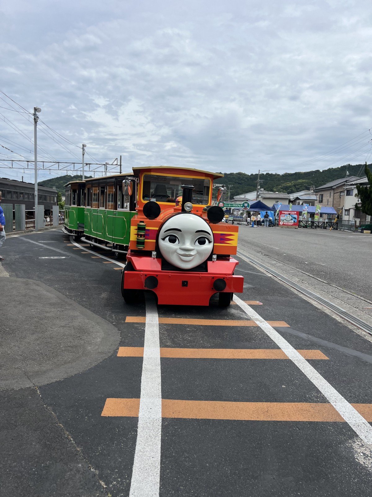 キャラクターの顔がついた、オレンジ色の乗り物の列車