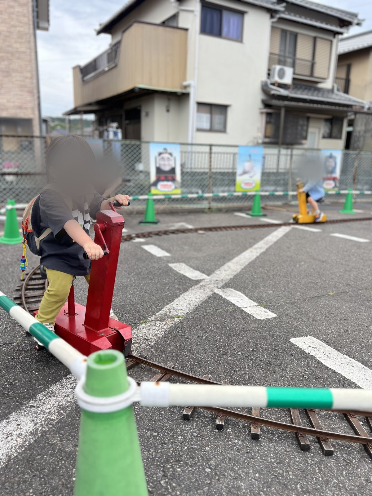 赤い手トロのハンドルを握って進む次男