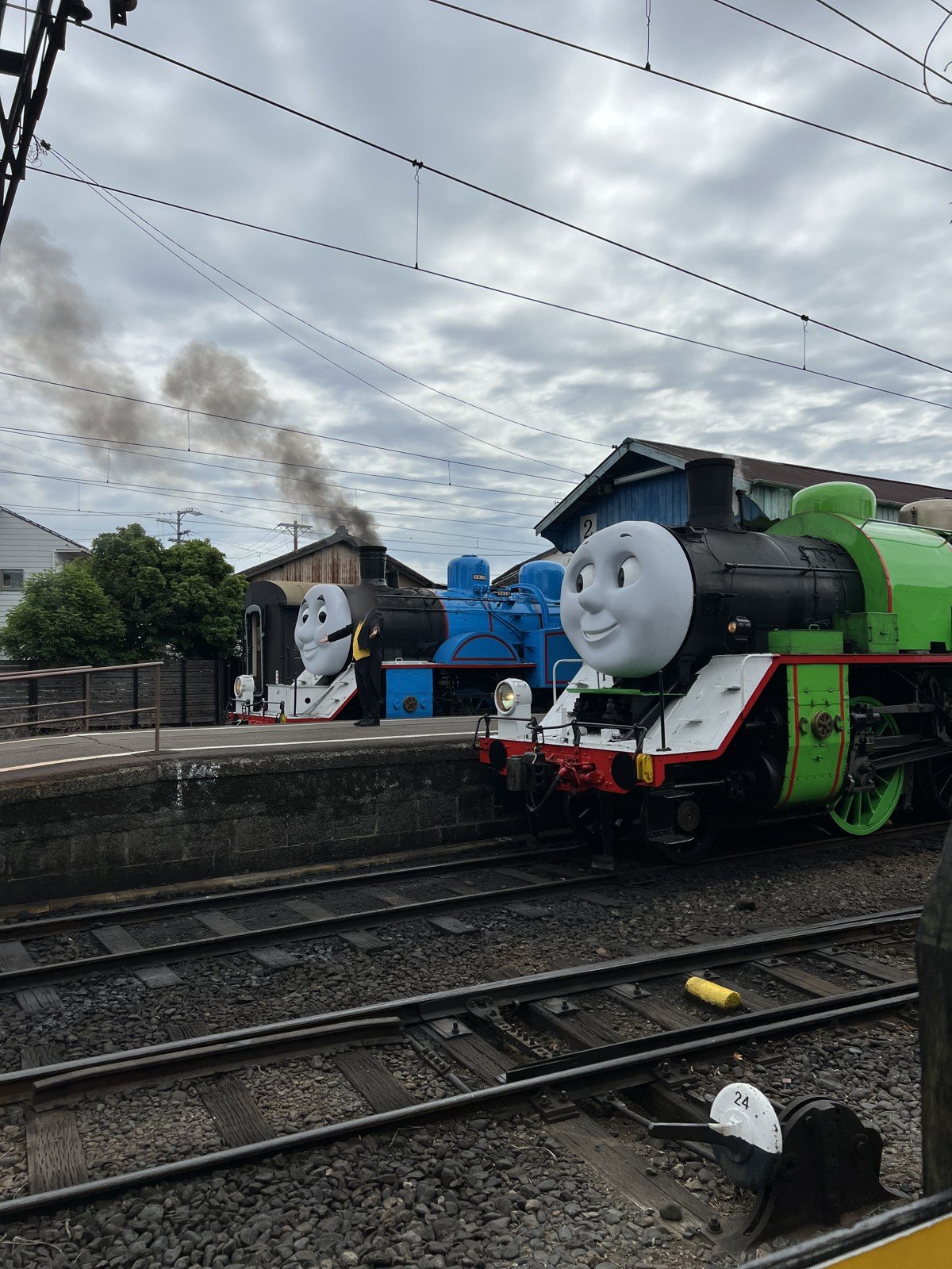 ホームに並んだトーマス号とパーシー号。トップハム・ハット卿の姿も