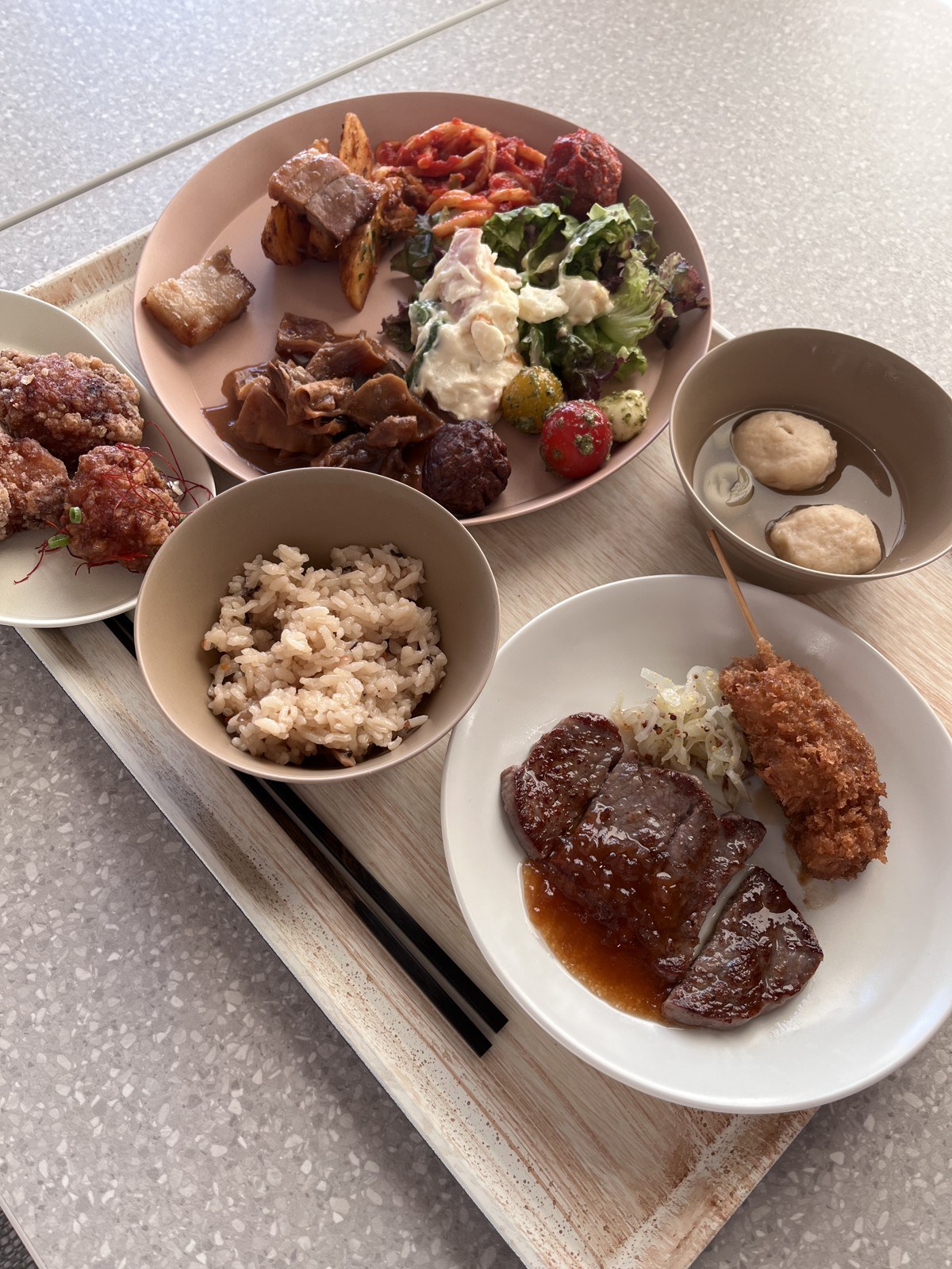 ビュッフェで取ってきた料理をのせたトレー