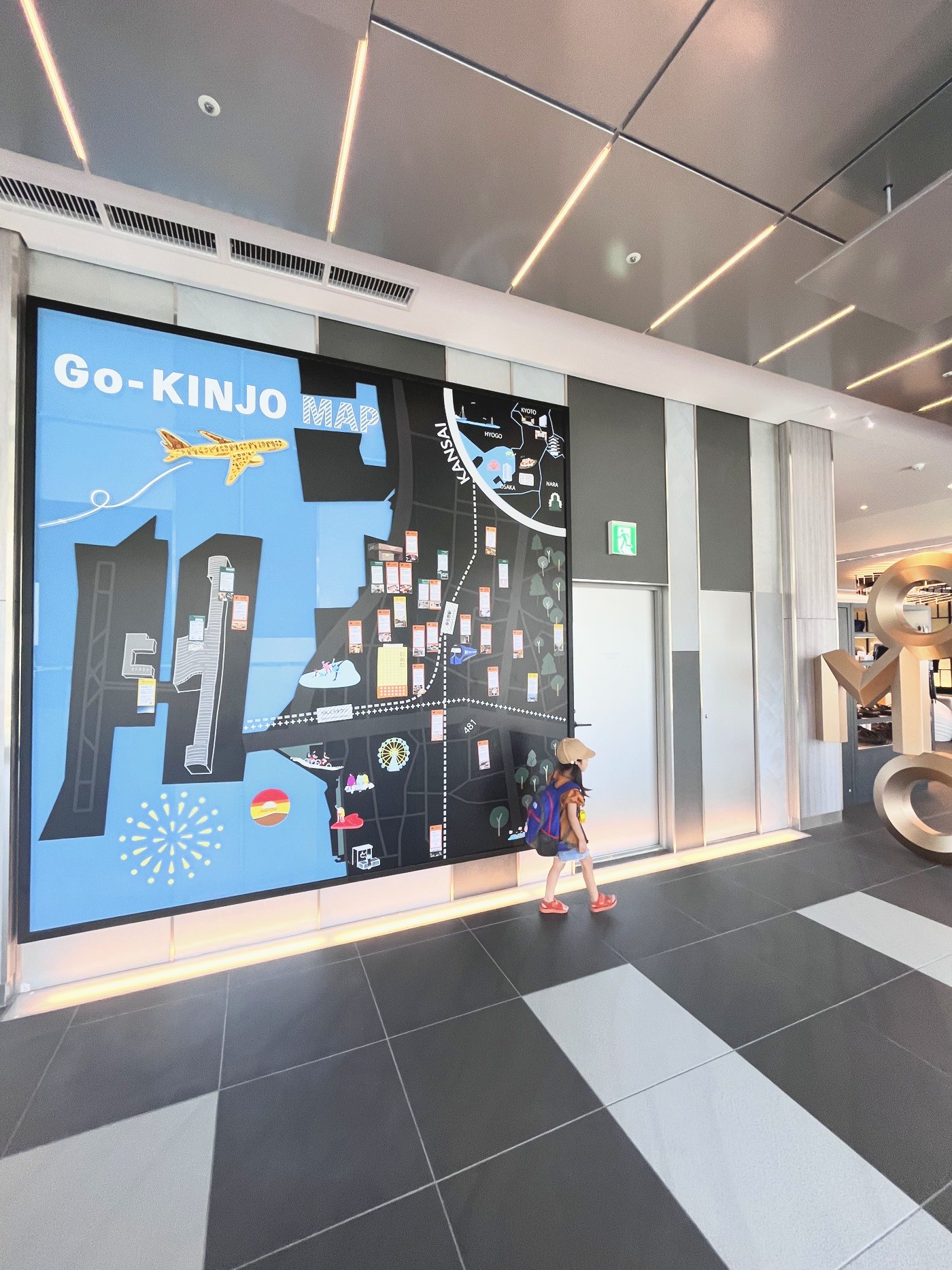「Go-KINJO MAP」と書かれた、周辺のおすすめが貼られた大きなマップ