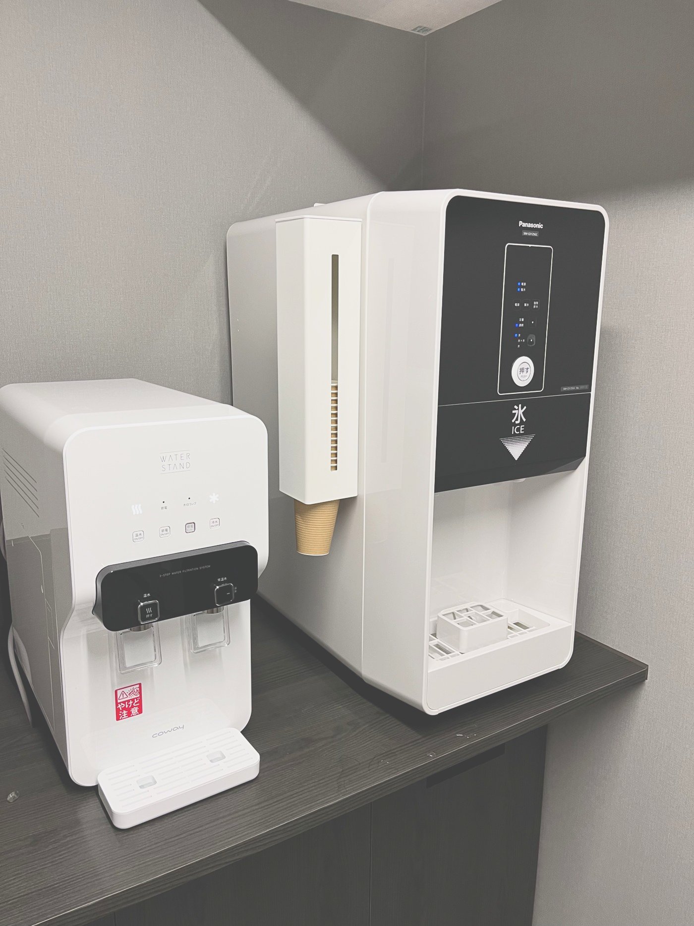 ウォーターサーバーと、湯と書かれた給湯器