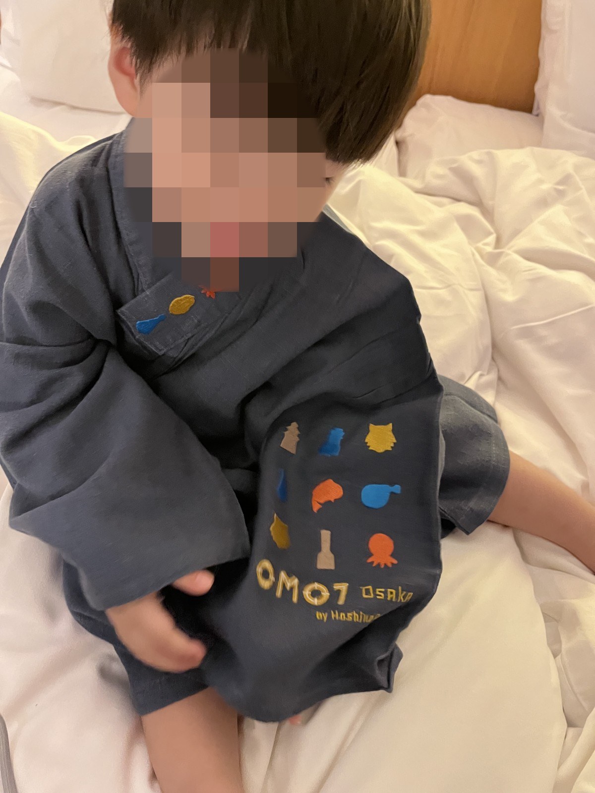 OMO7のロゴが入った子ども用の館内着