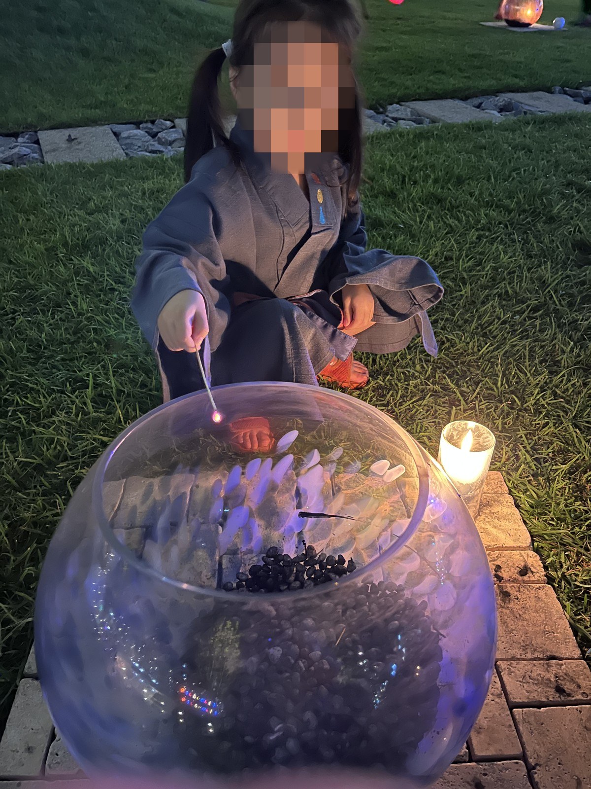 水草の入った光る球体のオブジェ