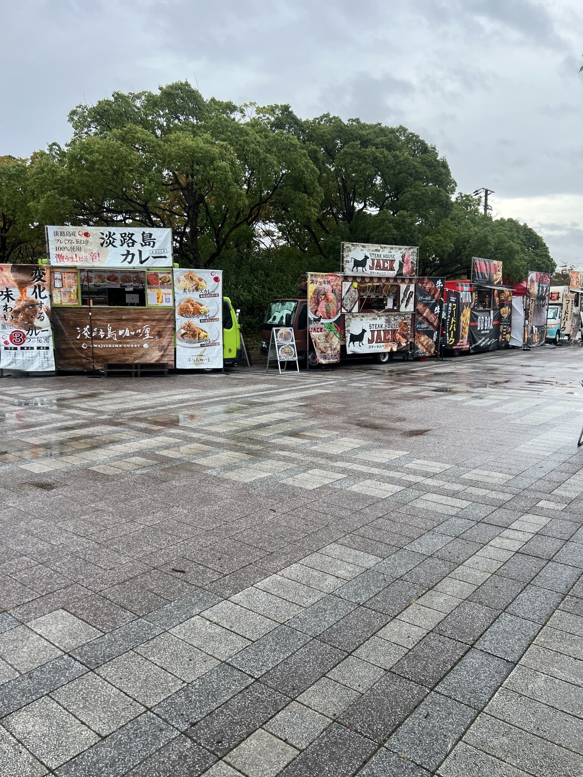 屋外に並ぶキッチンカー