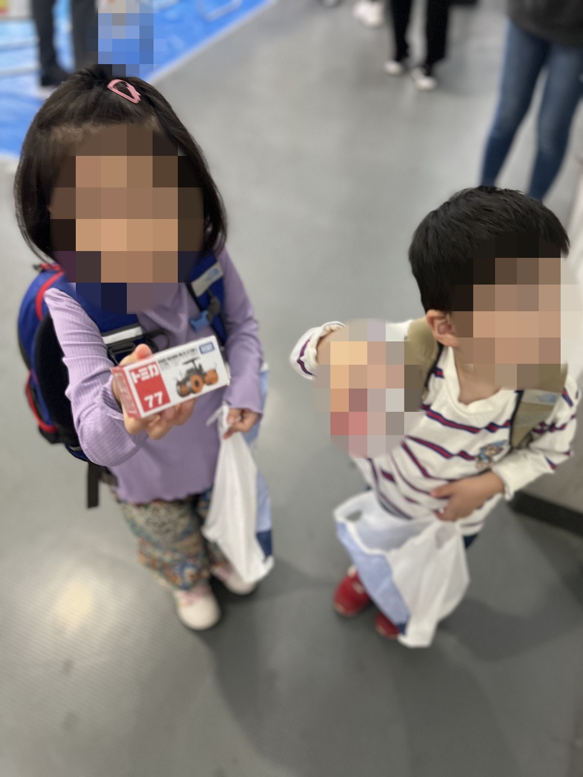トミカを持って歩く子どもたち