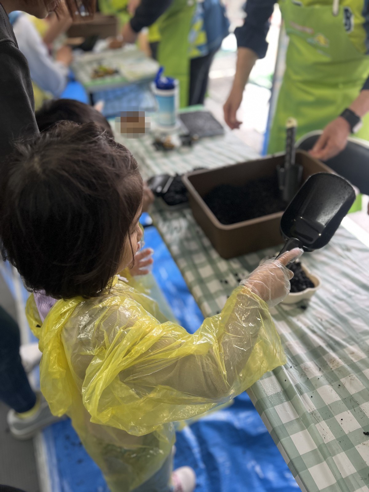 ビニールの上で工作をする子ども