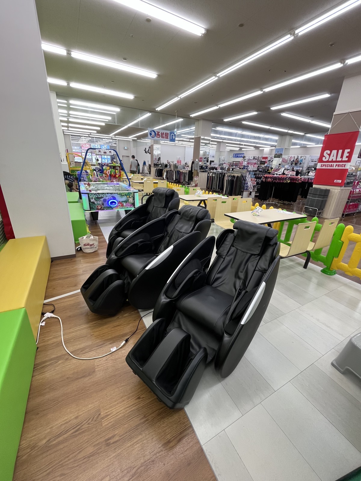並んで置かれたマッサージチェア