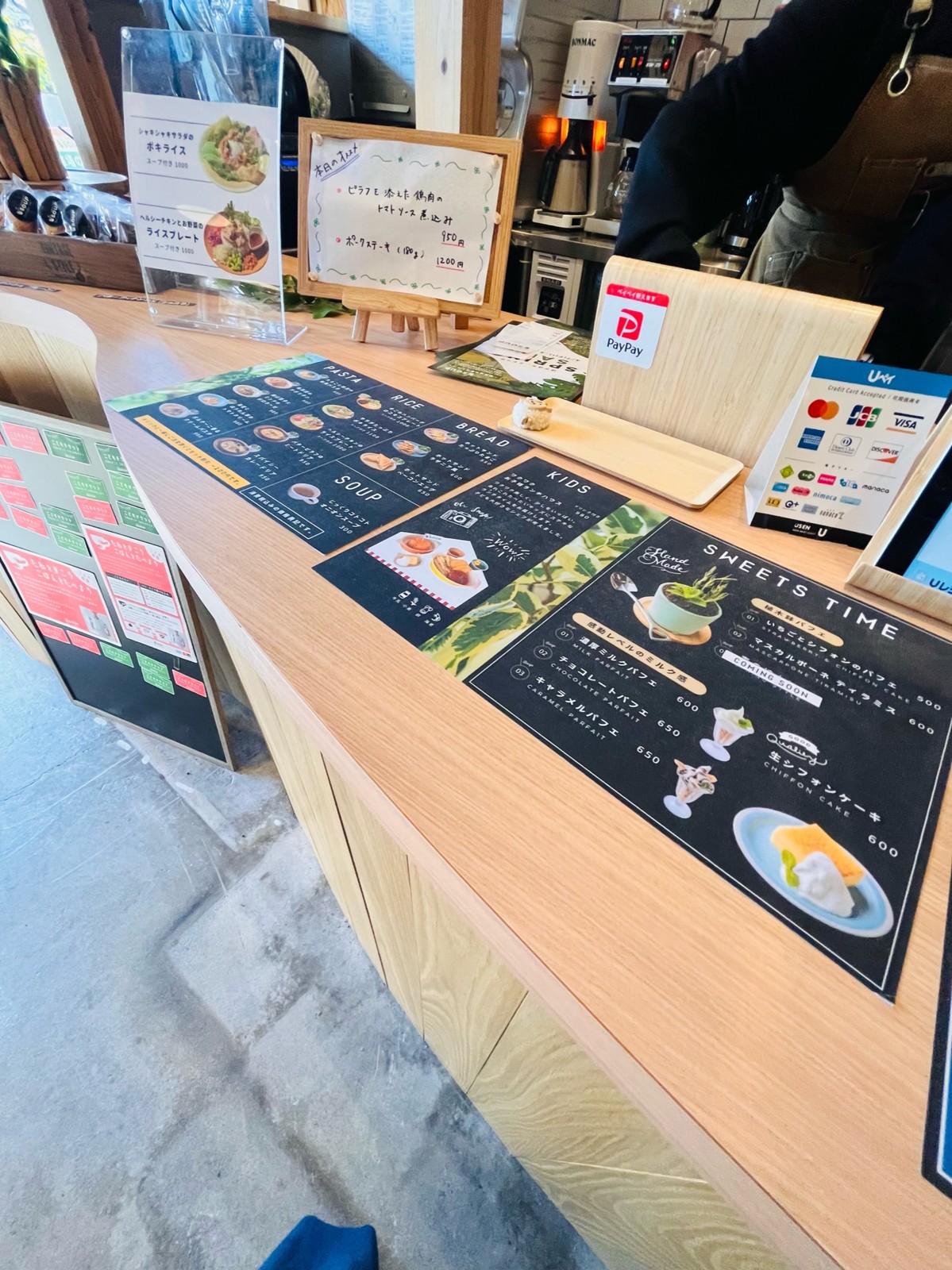 カウンターに並ぶメニュー