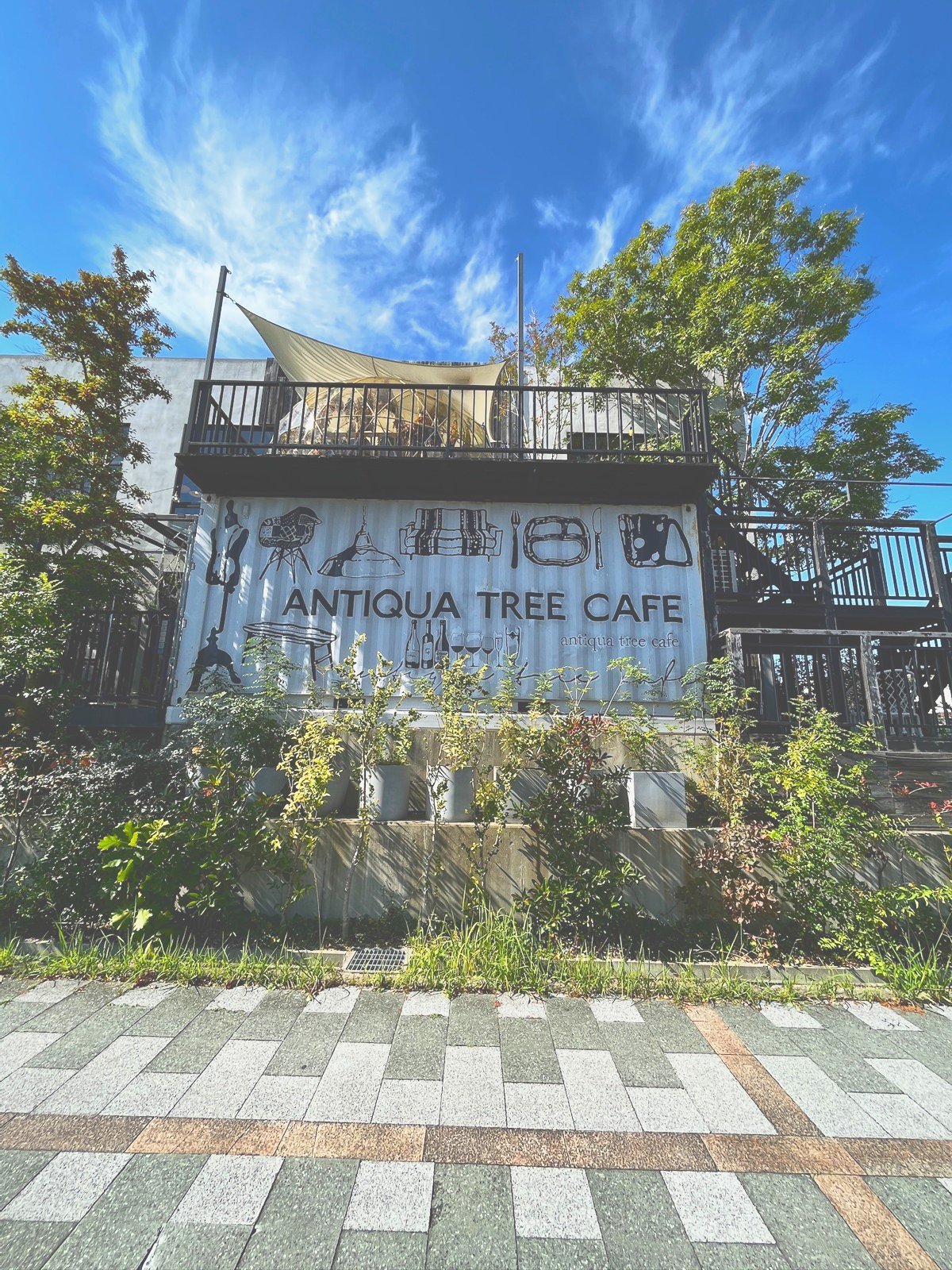 コンテナに掲げられた ANTIQUA TREE CAFE の看板