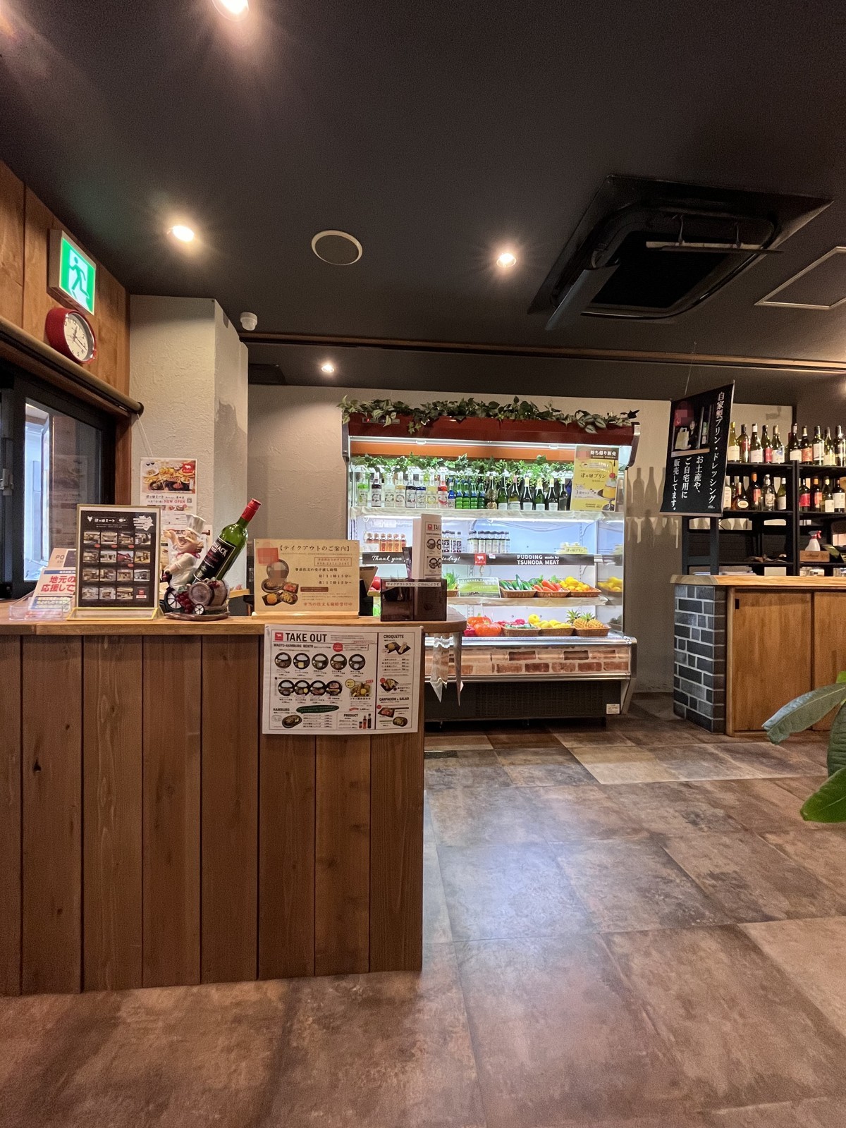 レジ横のカウンターとショーケース
