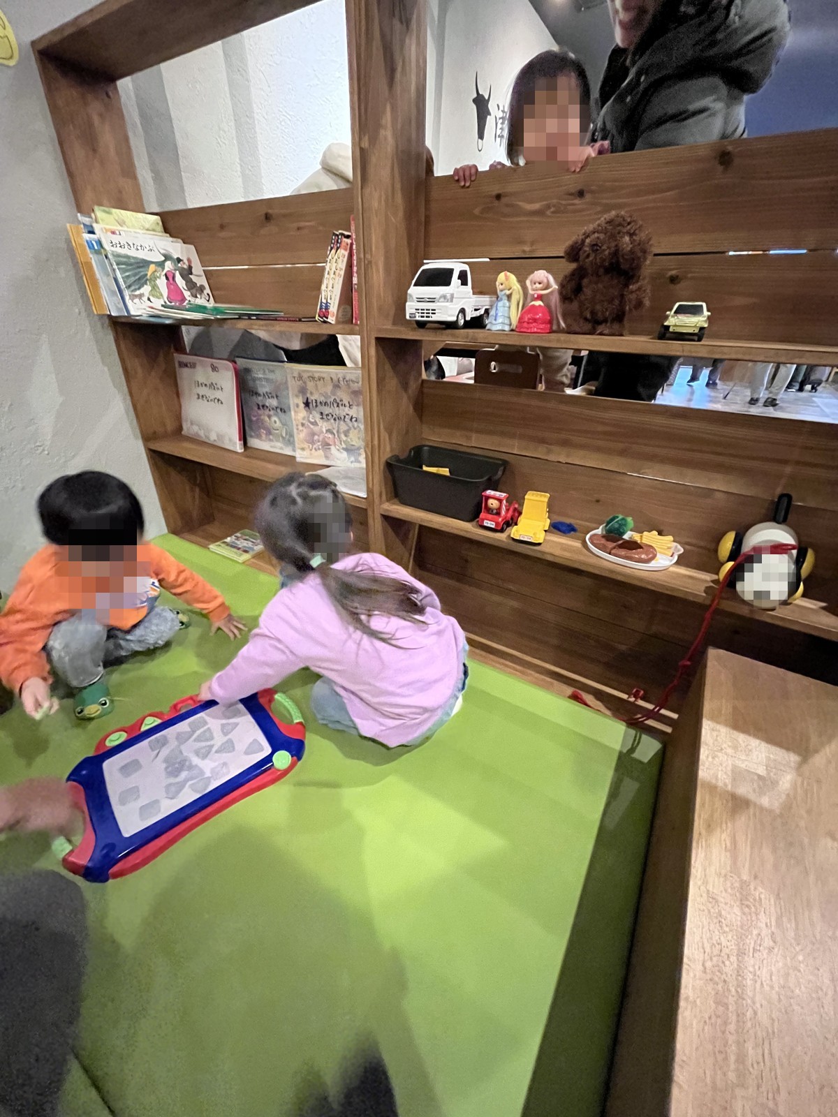 キッズスペースで遊ぶ子どもたち