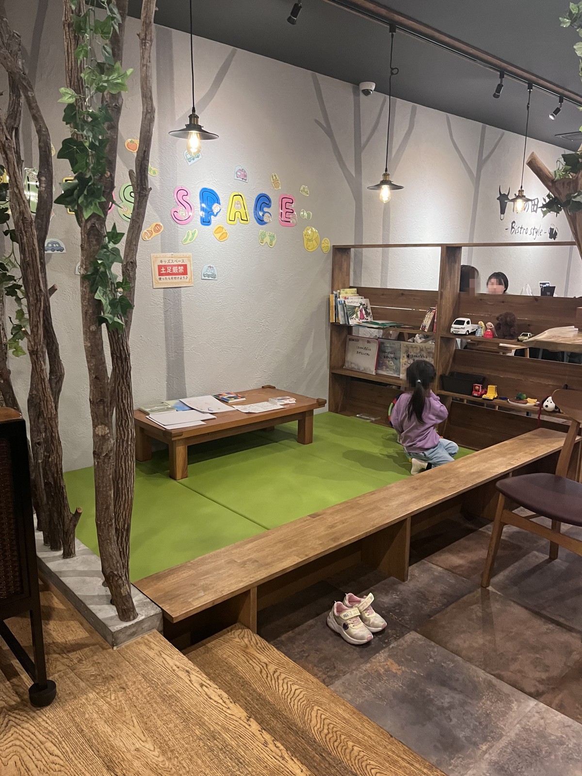 人工芝が敷かれた店内奥のキッズスペース