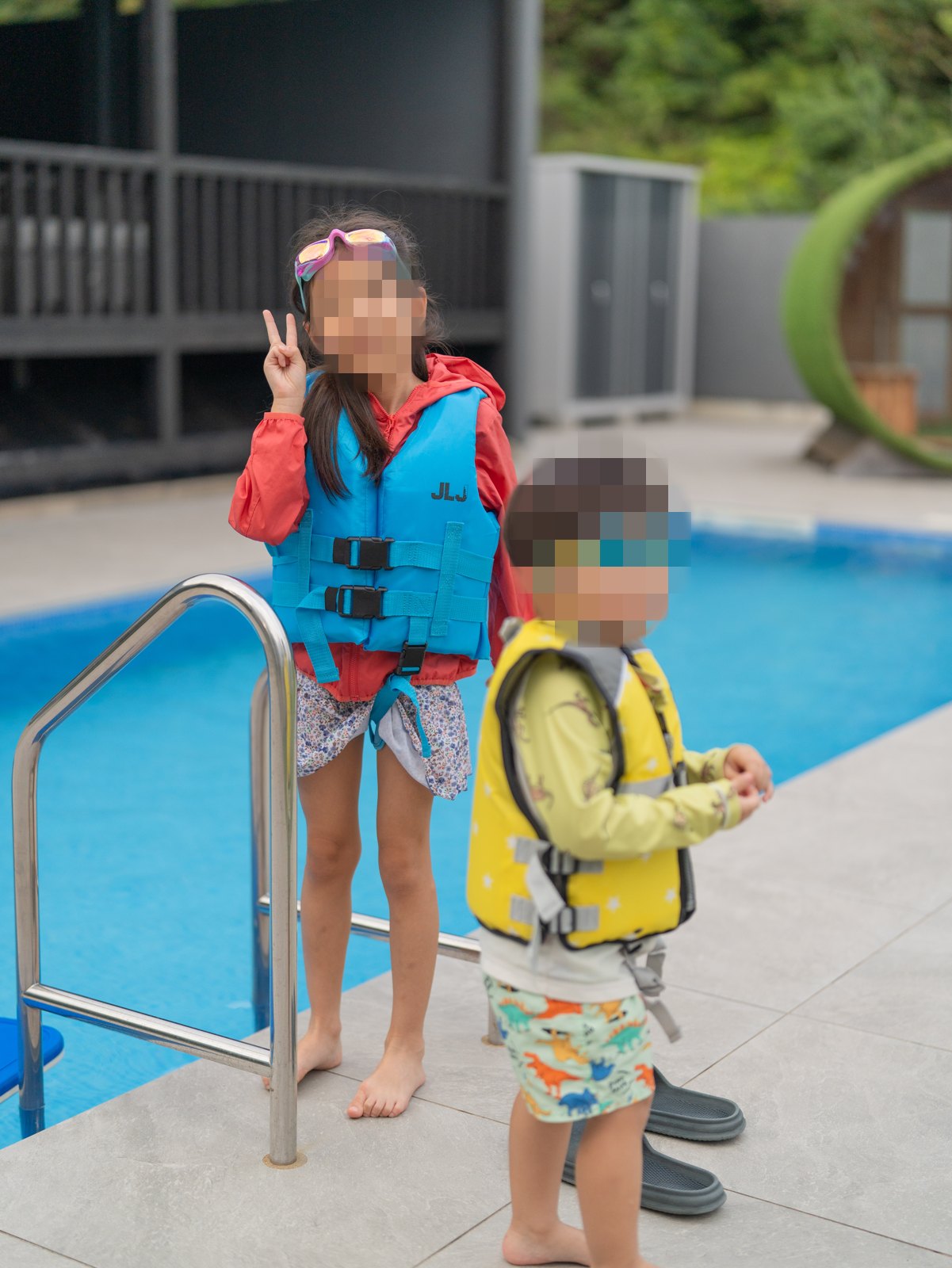 プールサイドに並ぶ子どもたち
