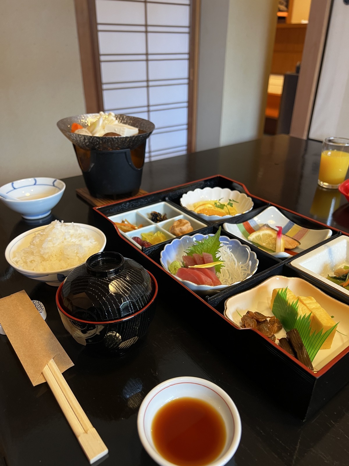 仕切りの器に盛られた朝食