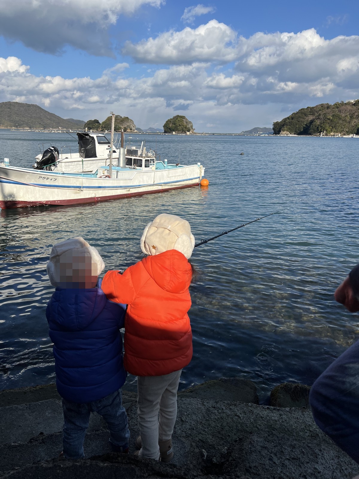 岸壁から釣り糸を垂らす子ども2人