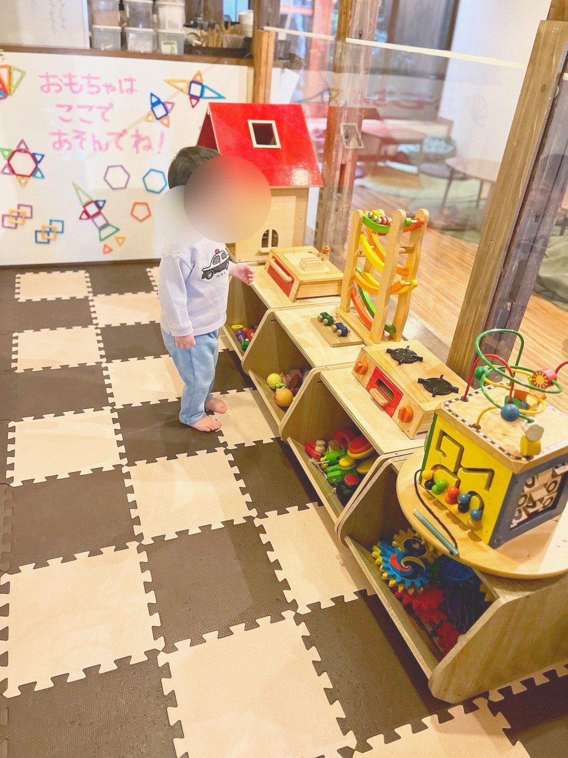1階のおもちゃコーナーで遊ぶ子ども