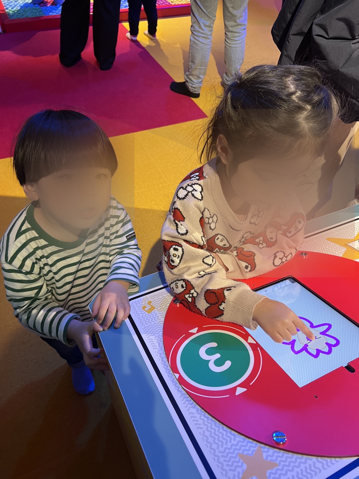 画面をタッチして遊ぶデジタルの遊具