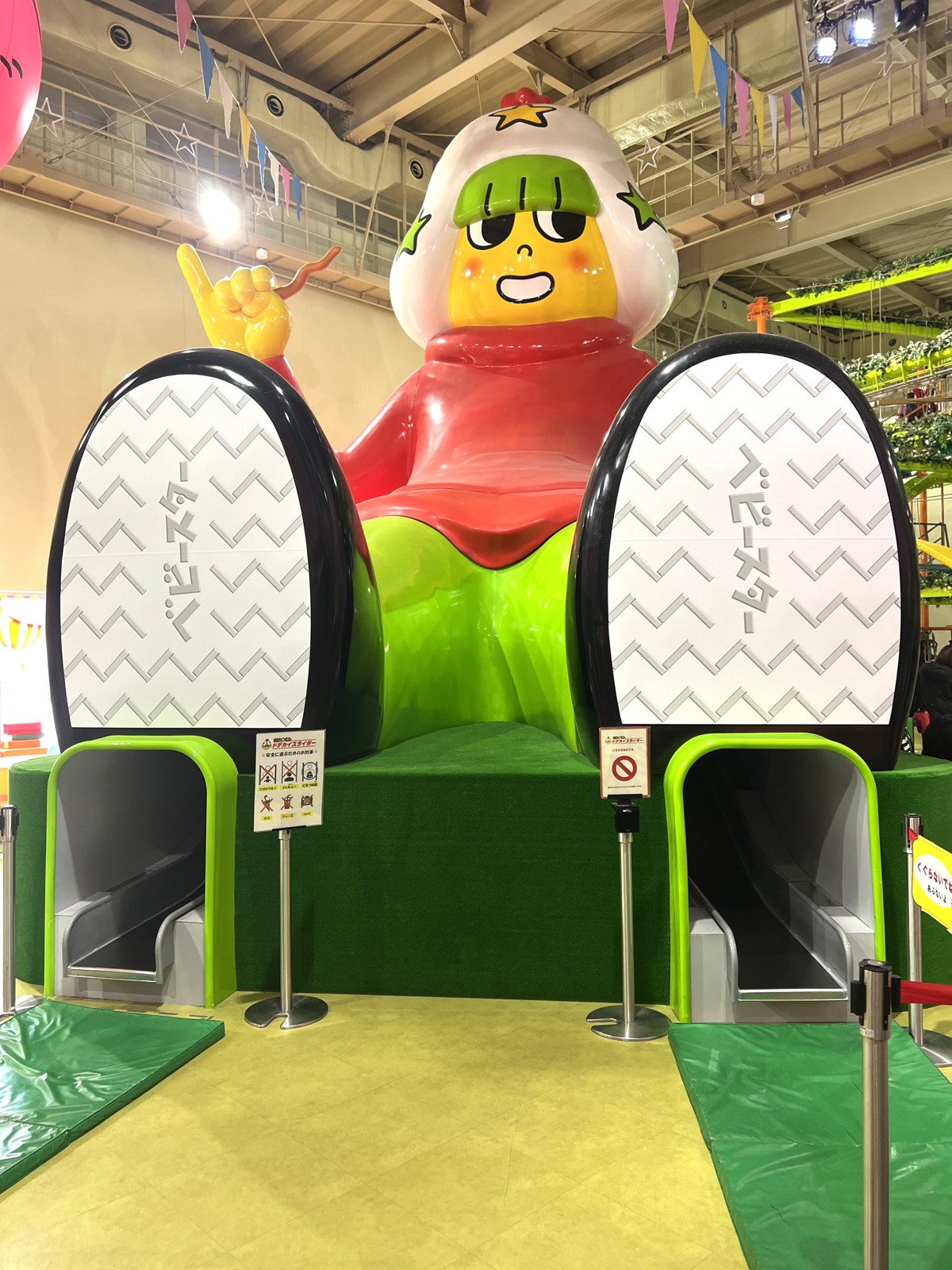 ホシオくんの像とすべり台の入口