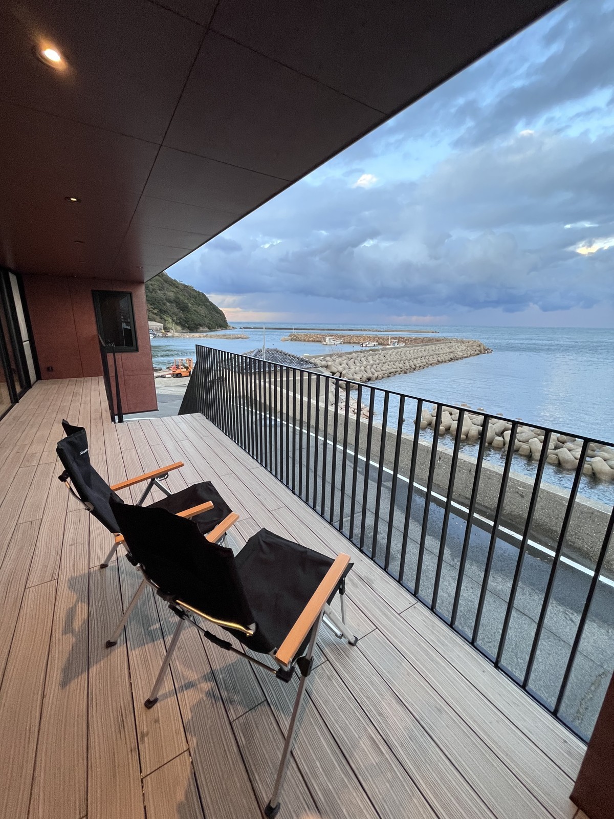 海を望むテラスのチェア